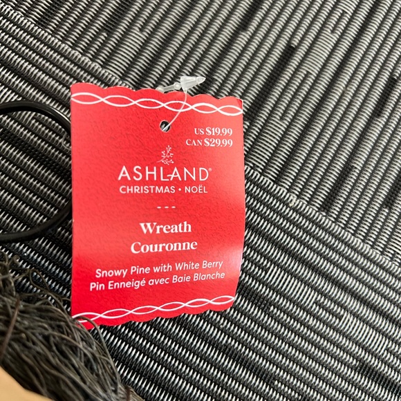 Ashland Snowy Pine 8in Wreath with White Berry - Picture 4 of 4